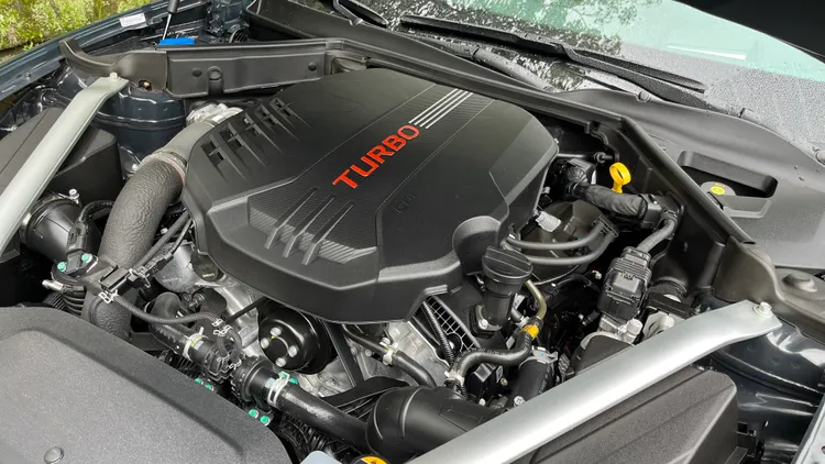 3.3升V6雙渦輪引擎，足以讓Stinger在4.9秒完成0-100km/h加速，平均油耗表現則為9.3km/L，較難兼顧節能。陳志淵攝