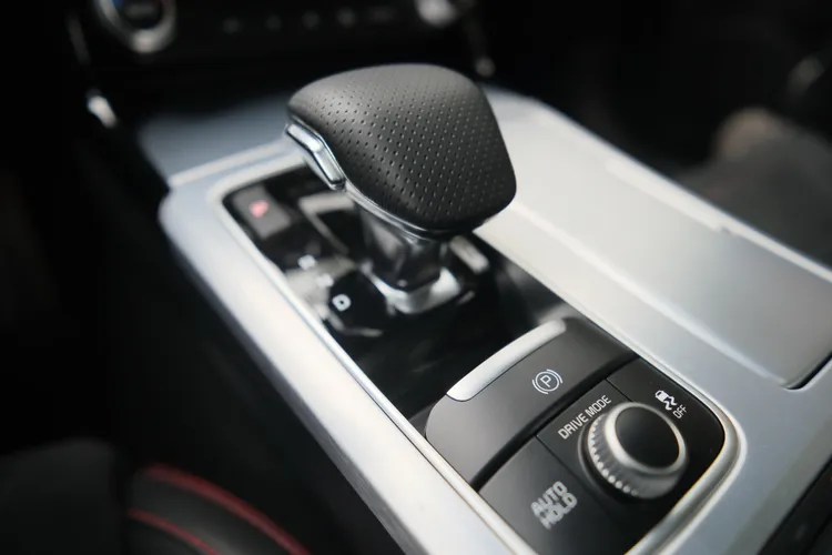 8速手自排銜接反應有水準之上表現，此外透過旋鈕也可切換Smart智慧、ECO節能、Comfort舒適、Sport運動、Sport+運動共五種行車模式。陳志淵攝