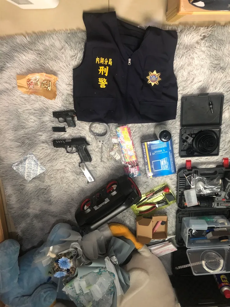 警方查獲刑警背心和改造槍彈。龜山警分局提供