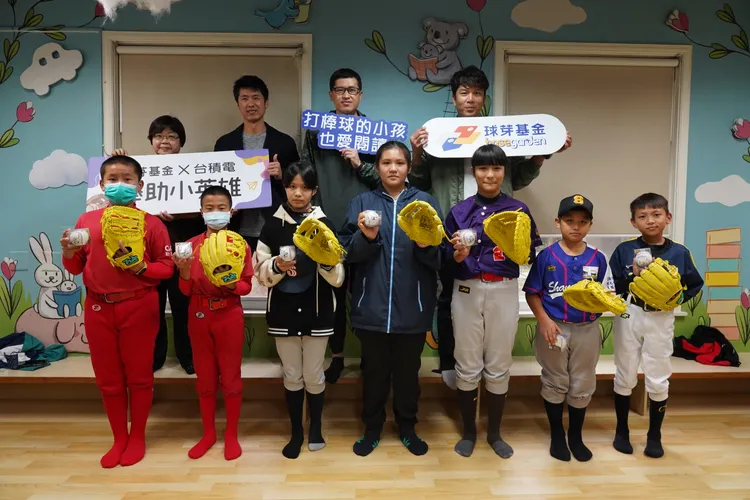 球芽基金獎學金得主都有個人專屬守備位置手套加贈官大元親筆簽名球。  球芽基金會提供