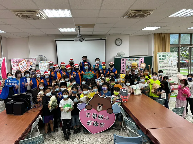 老大人整理的二手玩具送給小朋友。老家協會提供