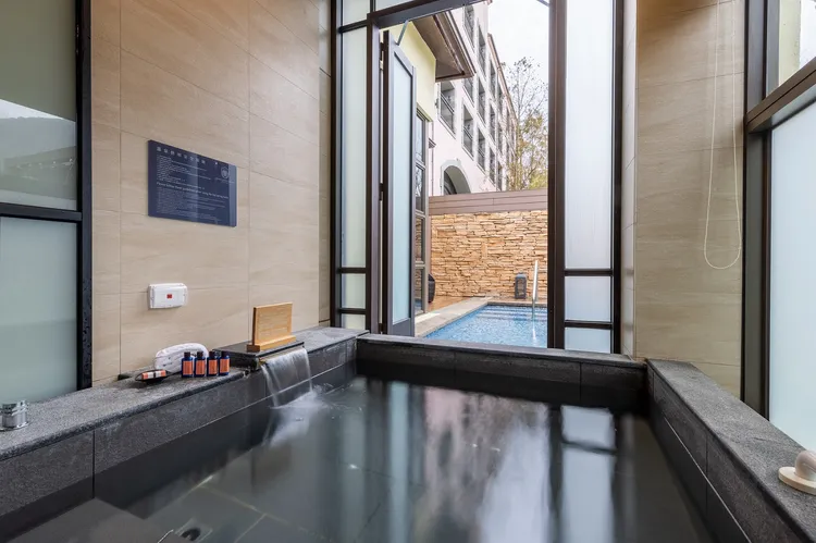 瑞穗天合國際觀光酒店格蘭雅緻別墅泡湯池。業者提供