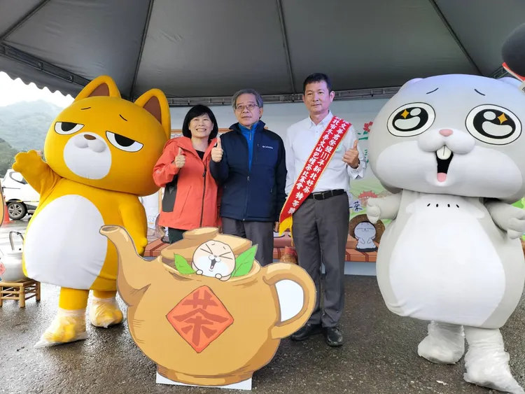 隨著越來越多返鄉青農，承襲百年茶藝，發揮熱情及創意，與茶業改良場文山分場合作，研發茶慶酒等新產品。新北市府提供