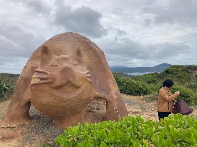 被當地戲稱「傻眼貓咪」的這處貓鼻頭地景裝置，不僅是休憇，更是賞美景之處。陳宏銘攝