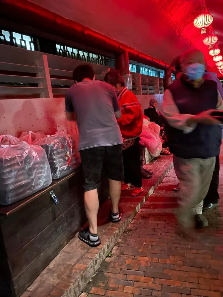 民眾排隊領取有禮貌，也有人好心說願意用買的，雙手領取感謝，讓店家打趣說感受到大家的溫暖「再被騙一次也願意」。引自《新竹爆料公社》