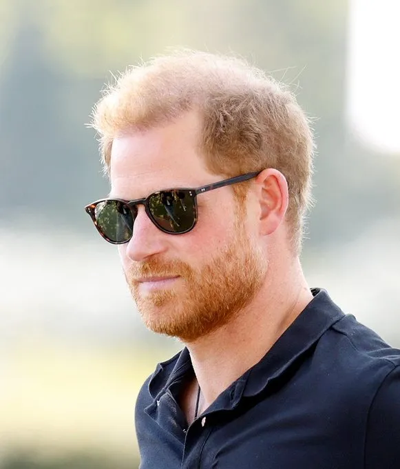 英國哈利王子也曾配戴Oliver Peoples眼鏡。翻攝Oliver Peoples推特