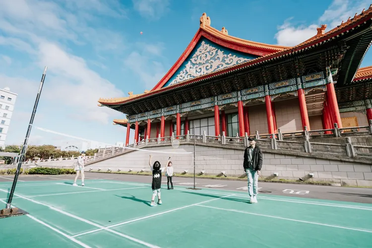 汪勇偉規畫一動一靜的行為，吸引路過群眾打羽毛球。兩廳院提供