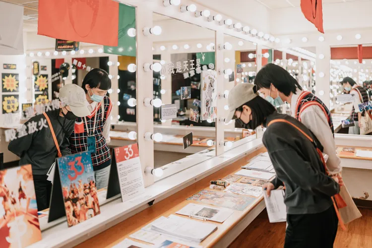 駐館藝術家汪兆謙以化妝室為場景呈現作品。兩廳院提供