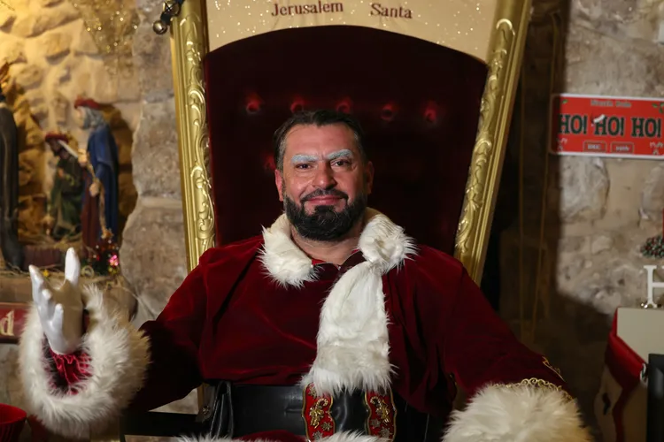 高大魁梧的卡西西耶裝扮成耶誕老人，為不同宗教的兒童帶來佳節歡樂。法新社