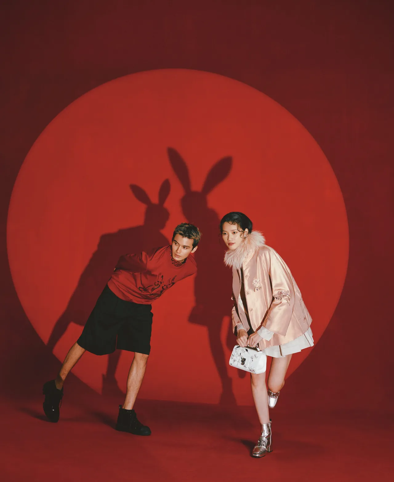 夏姿2023農曆新年形象大片以春節團聚時的嘻遊玩樂為題,將貫穿古今的趣味遊戲做出戲劇性演繹。品牌提供