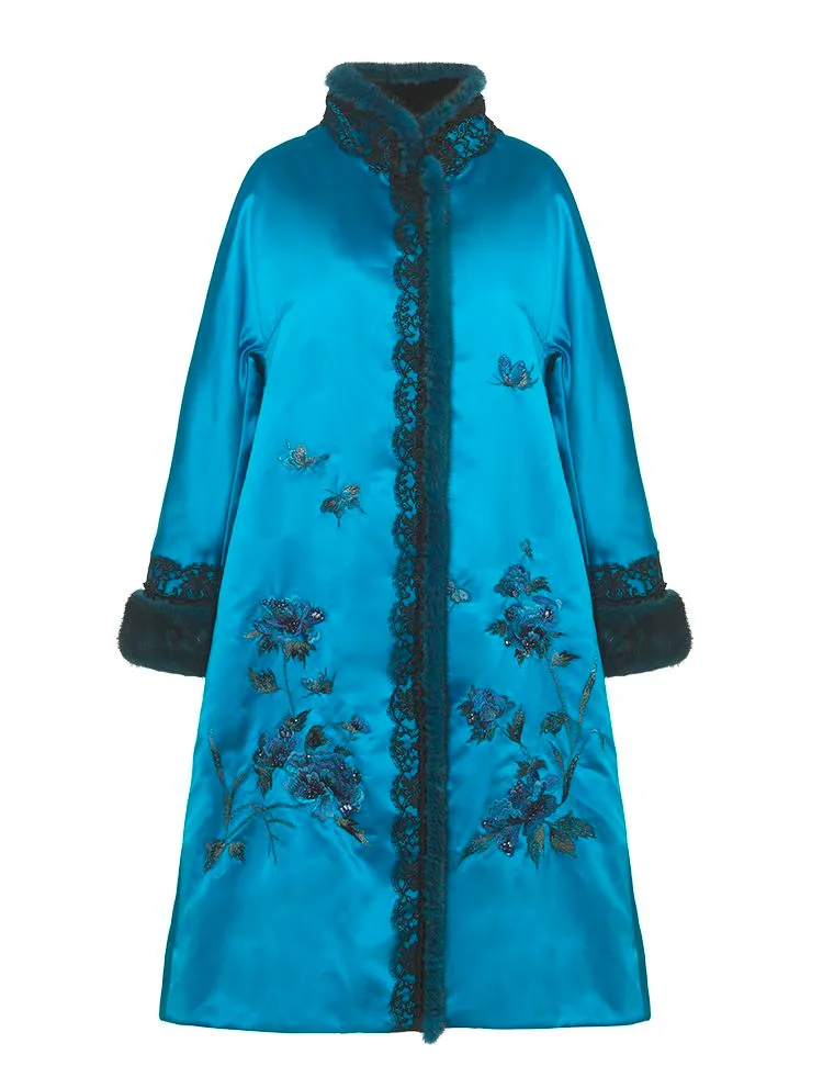 SHIATZY CHEN貂毛鑲邊中式立領刺繡大衣,12萬8000元。品牌提供