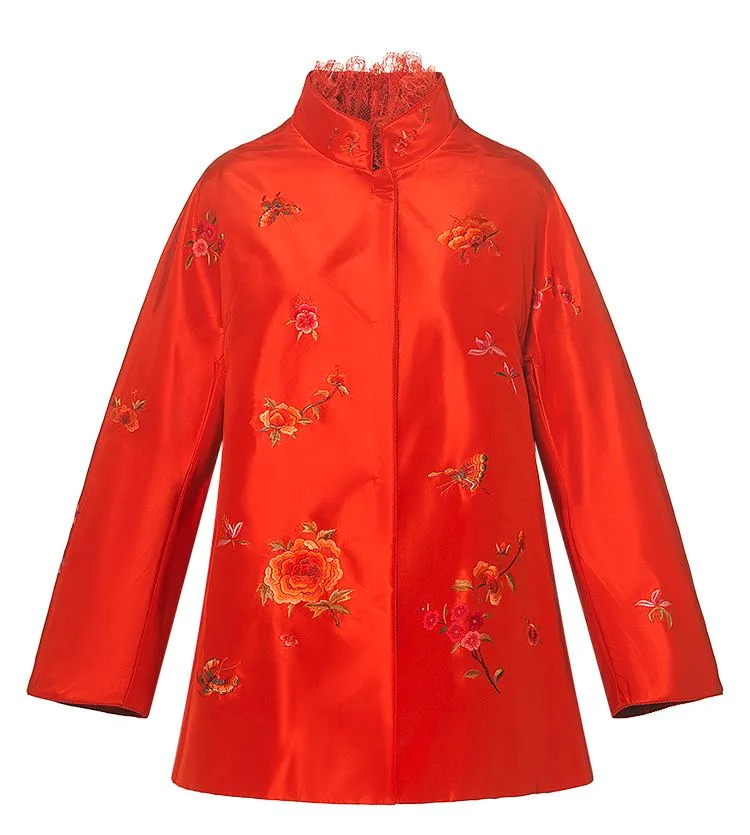 霧面絲緞舖棉中式立領外套,8萬9800元。品牌提供