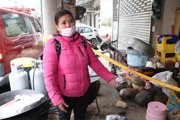 3姊弟的姑姑今到現場查看，她認為消防局未出動雲梯車來救災造成遺憾的原因。張喆喜攝