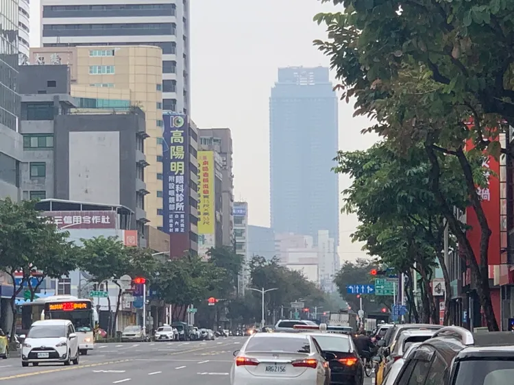 高市今天空氣品質不佳，市區天空呈現灰濛濛景象。吳慧芬攝