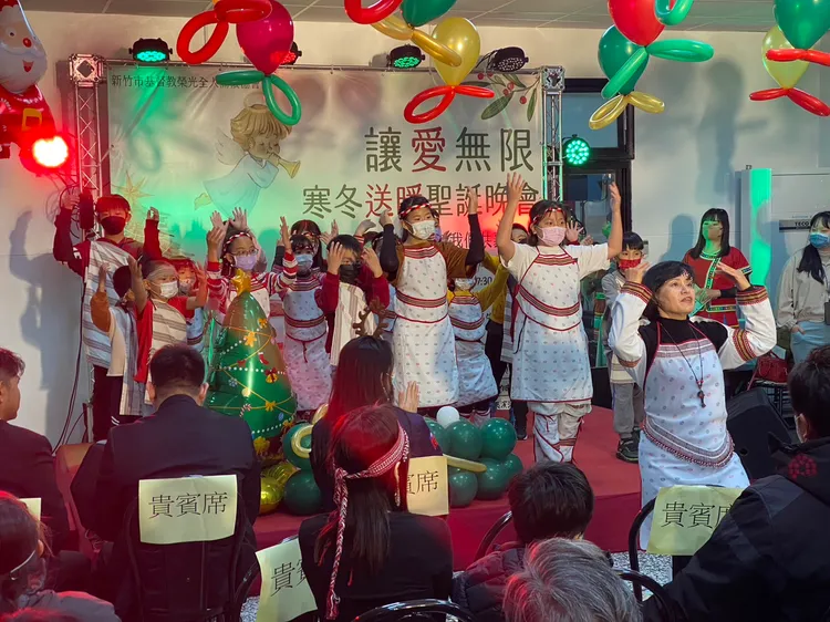 直播主同時也募集了50條棉被，以及平板電腦、球鞋、玩偶、衣服及樂高積木等贈給清寒學子，讓他們在寒冬也能感受社會溫暖。協會提供