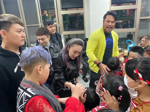 從小清寒受牧師照顧 直播主來報恩!力邀社福團體到教會寒冬送暖