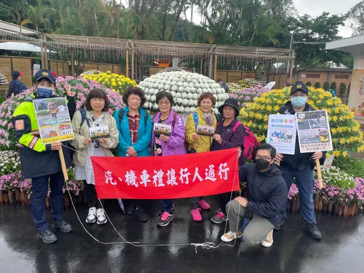 北市士林官邸菊展遊客如織 警宣導交通安全觀念