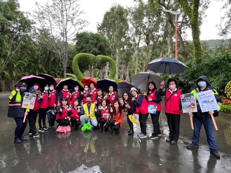 士林分局向遊客宣導交通安全觀念。翻攝畫面