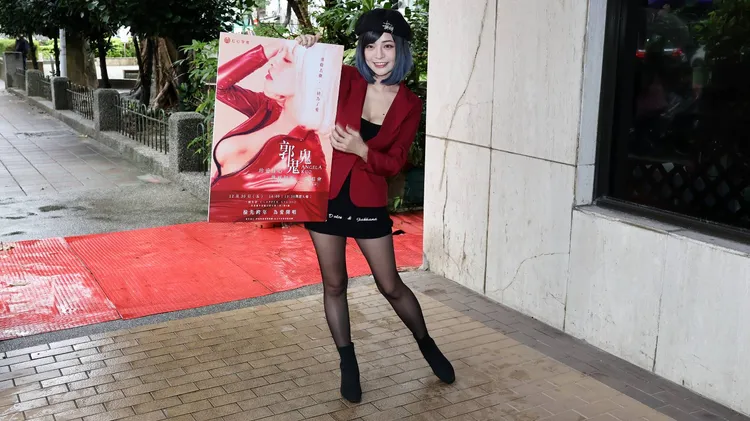 她很滿意自己的海報。葉志明攝