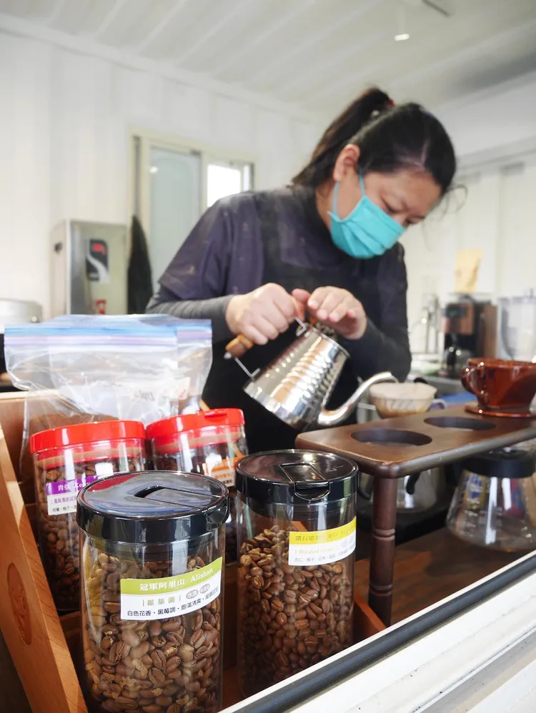 現場手沖「台灣阿里山冠軍批次」精品咖啡。高灘處提供