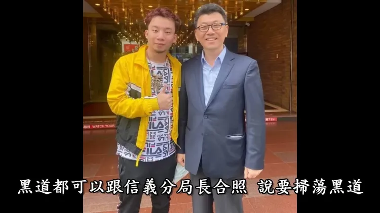 網紅烏鴉秀出與警界高層的合照。翻攝畫面