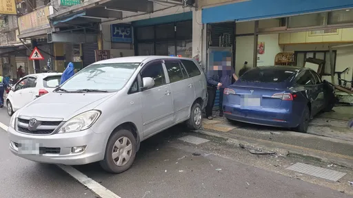 擦撞休旅車再撞進民宅 特斯拉駕駛:不知怎麼發生的