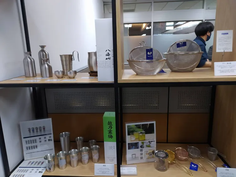 位於世貿中心的「燕友」在台辦公室，展示「燕三条」生產的酒器等各式金屬加工製品。許麗珍攝