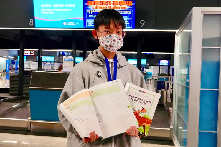 樂隊隊長簡宜珊受訪表示，有攜帶課業書本利用空擋時間加強閱讀。施昂強攝