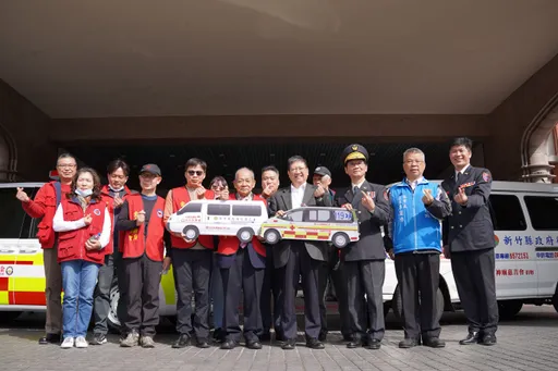 金山財神廟愛心不落人後 捐贈竹縣救護車及復康巴士