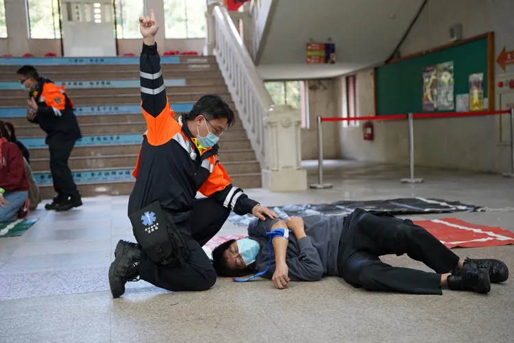 消防局演練大型傷病患救治，包含檢傷分類等。新竹縣政府提供