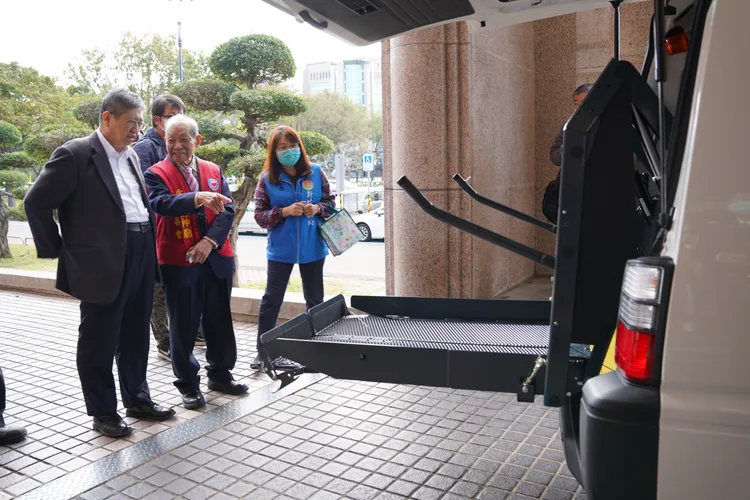 金山財神廟慈善會所捐贈的復康巴士具有升降設備，明年將上路，協助行動不便的身障者就醫。新竹縣政府提供