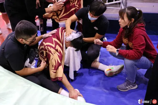 嚇！這是打球嗎？T1馬龍回歸首戰就爆走　推胡凱翔撞欄杆抱頭痛苦倒地