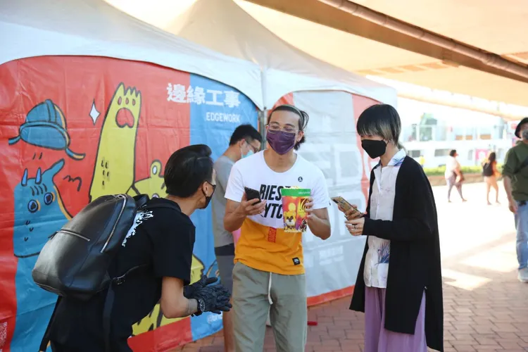 男子到駁二分送爆米花給路人。讀者提供