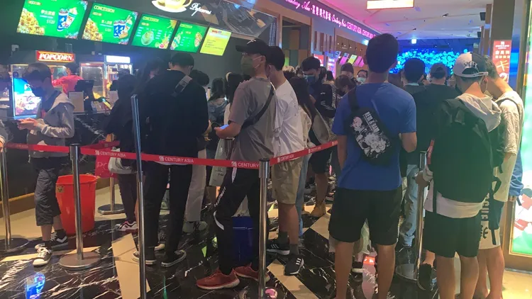 影城一度因有民眾帶1600公升的桶子裝爆米花，造成現場大排長龍。吳慧芬攝