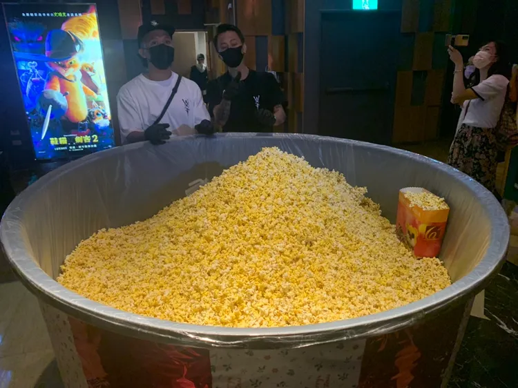 有民眾自備1600公升的桶子，花50元裝了八成滿爆米花。桶內紙盒裝原價一盒130元。吳慧芬攝
