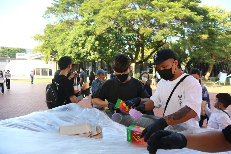 男子載爆米花到駁二分送給路人。讀者提供