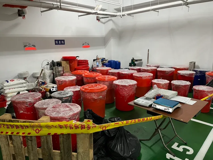 查扣感冒藥鹼、製毒器具、化學原料。警方提供