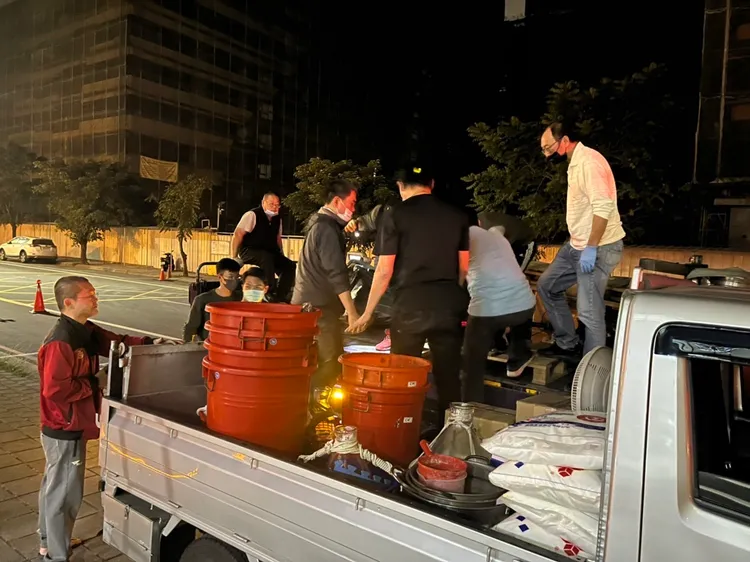 警方花了7個多小時，動用10噸的卡車才將扣押設備載回警局。警方提供