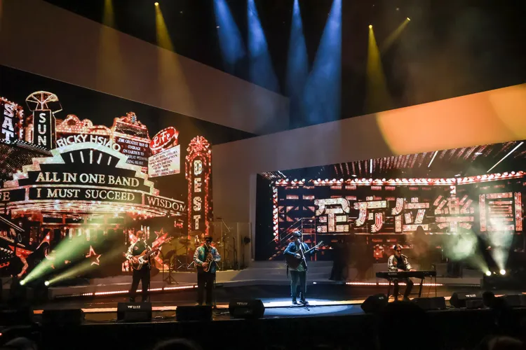 蕭煌奇跟「全方位」樂團成員同台演唱。趙世平攝