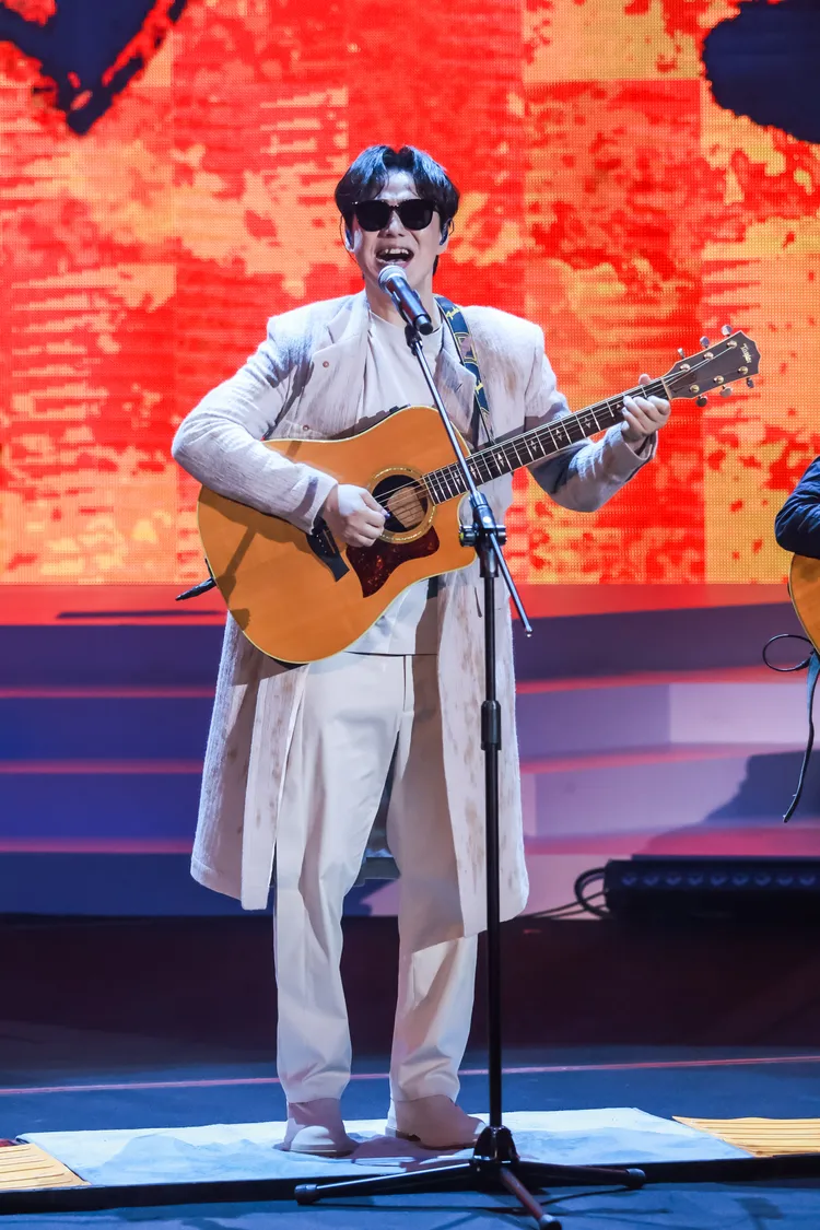 蕭煌奇拿著吉他深情演唱。趙世平攝