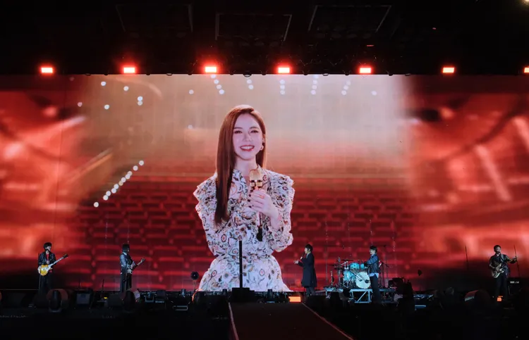 鄧紫棋遠端合體五月天。相信音樂提供