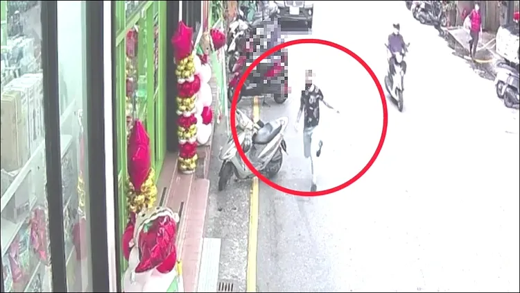 林男將背包丟棄後，轉頭拔腿就跑，還突然躲進寵物用品店內。警方提供