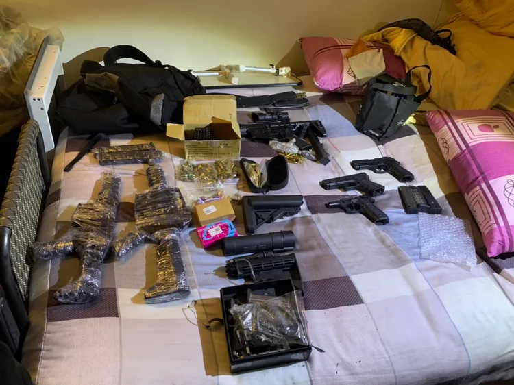 警方在嫌犯租住的房間內起出槍支及毒品。讀者提供