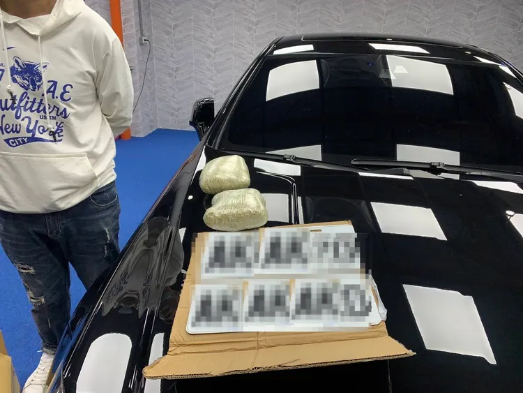 羅嫌駕駛賓士AMG63休旅車遭警方追捕時，衝撞警車逃逸。讀者提供