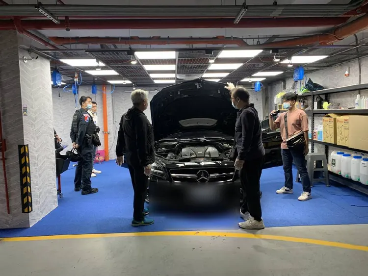 警方搜索羅嫌的賓士AMG63休旅車。讀者提供