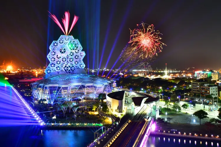 元旦夜12點、「高流幸福式演唱會」結束後，將於高雄港第一港口3號到 10 號碼頭外側施放223秒「大港花火」。高市府提供