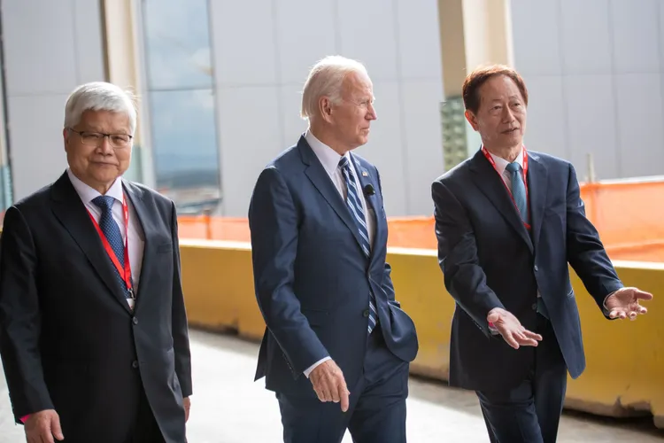 左起台積電總裁魏哲家及美國總統拜登和台積電董事長劉德音。台積電提供