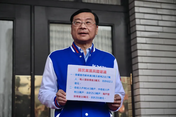 曾銘宗建議中低收入戶發更多現金。林林攝