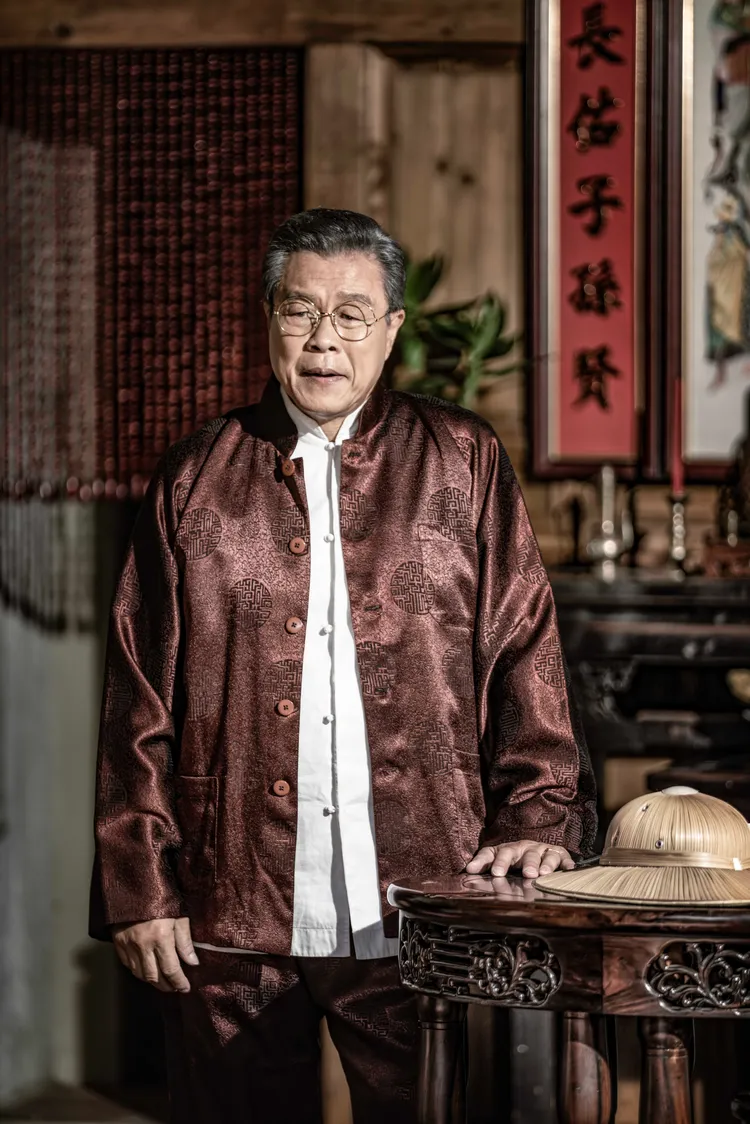 楊烈飾演心地寬厚的地主，受人尊敬。公視、禾豐製作提供