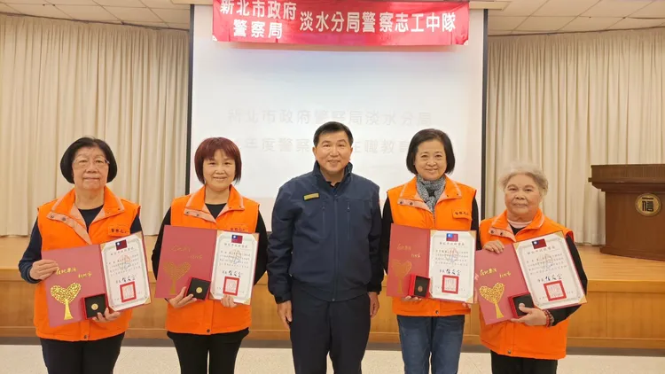 警方頒發志願服務獎章給志工。淡水警分局提供